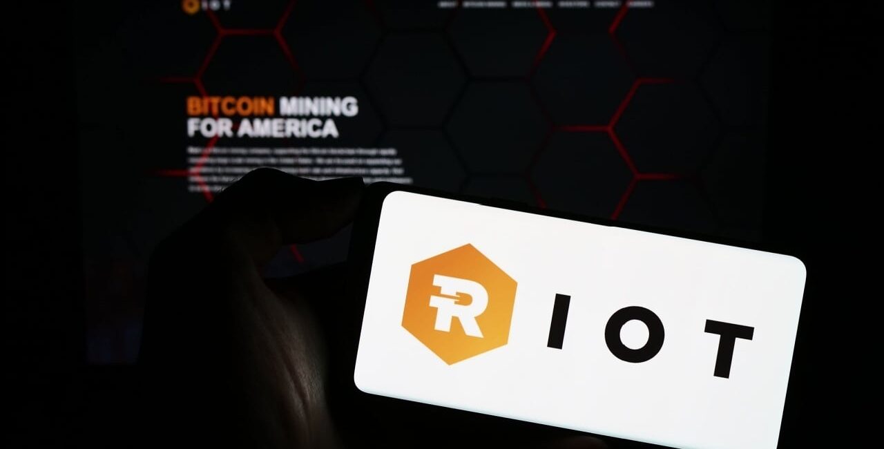 Coinbase Provides $100 Million Credit Facility to Bitcoin Mining Company Riot Platforms